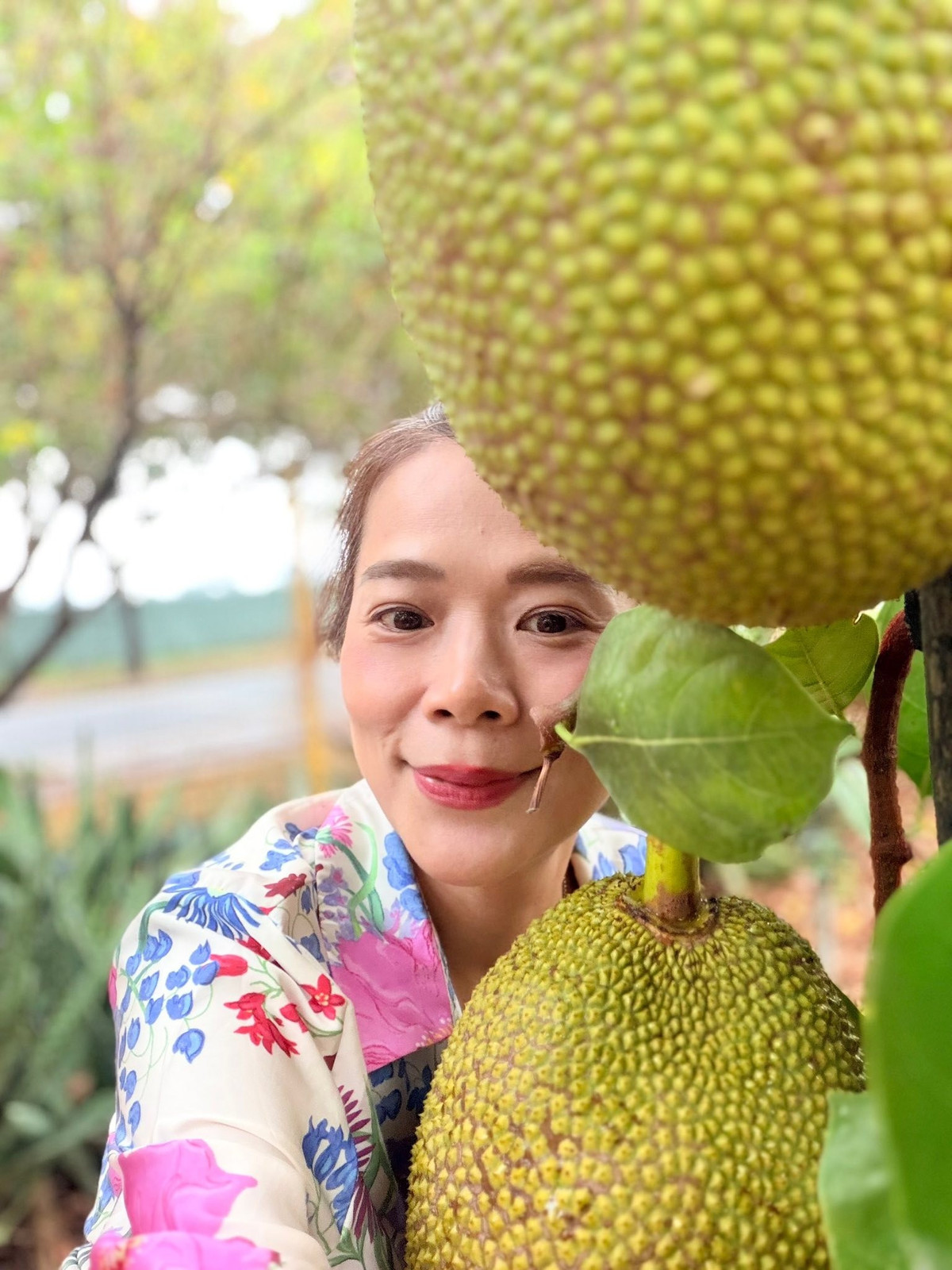 Mới đây, Mỹ Lệ khiến người hâm mộ xôn xao khi chia sẻ những hình ảnh đầu tiên về việc nhận bàn giao một khu đất mới. Thay vì kiểm tra cơ sở vật chất, công việc đầu tiên của "O Lệ" là chạy ra vườn để đếm cây. Ảnh: FB Hoàng Thị Mỹ Lệ