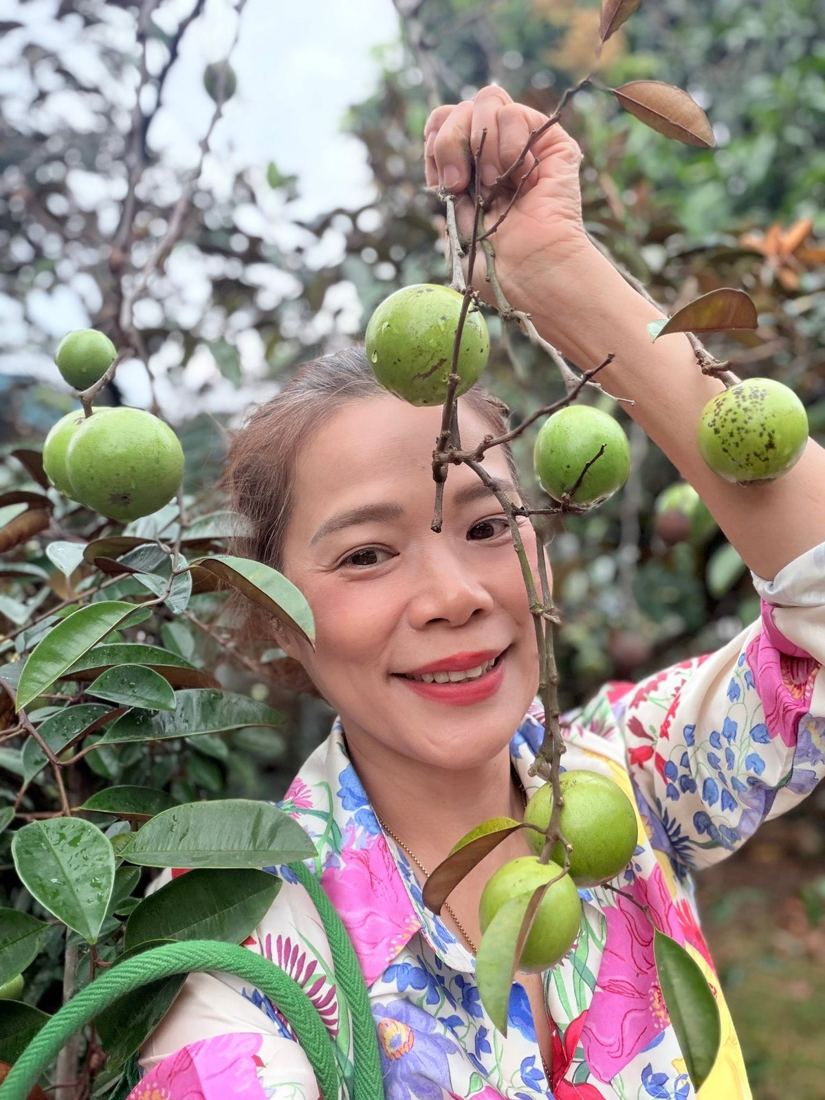 Dù sống trong nhung lụa, nữ ca sĩ vẫn thường xuyên tự tay chăm bón, làm "nông dân chính hiệu". Mỹ Lệ coi vườn tược là nơi thư giãn lý tưởng sau những giờ làm việc căng thẳng. Ảnh: FB Hoàng Thị Mỹ Lệ