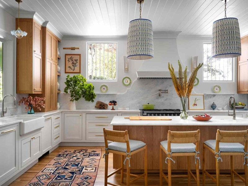 Thiết kế bếp theo “tiêu chuẩn chung” nhưng không điều chỉnh theo chiều cao người sử dụng là lỗi rất thường gặp. Mặt bếp quá cao gây mỏi vai, tủ trên quá thấp dễ va đầu, còn tủ trên quá cao lại khó với tới. Ảnh: Southern Living