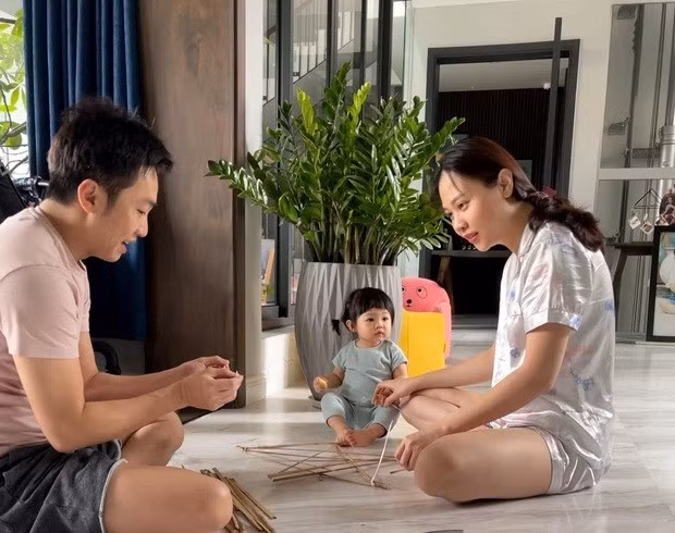 Vợ chồng Cường Đô La - Đàm Thu Trang làm đèn lồng cho con gái út. Ảnh: FBNV