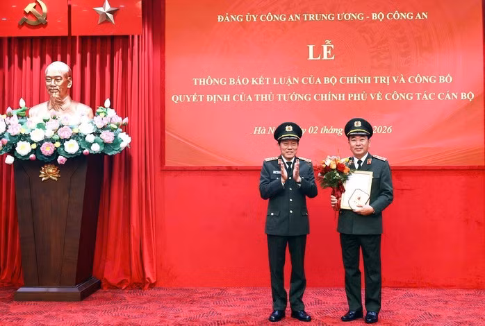 Thừa ủy quyền, Bộ trưởng Lương Tam Quang trao Quyết định và tặng hoa chúc mừng Thượng tướng Trần Quốc Tỏ.