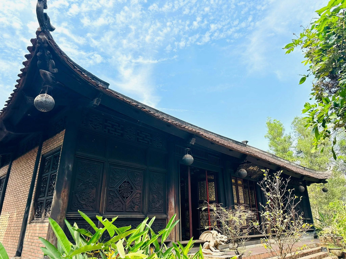 Dù không tiết lộ chính xác số tiền bỏ ra để xây dựng cơ ngơi này song Hoàng Mập có lần chia sẻ trên báo giới rằng, chỉ riêng chiếc giường ngủ giá 2,3 tỷ đồng. Ảnh: FB Hoàng Minh Bùi