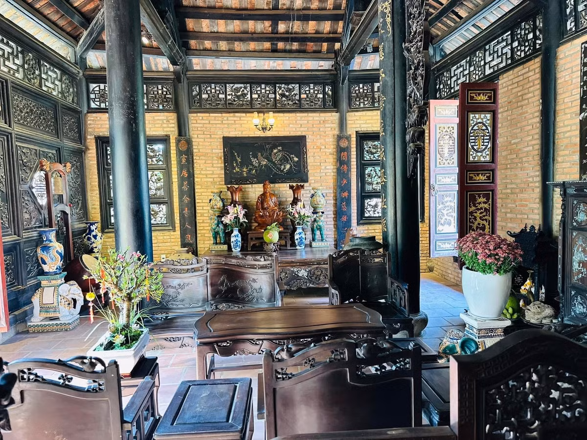 Nội thất trong nhà cũng được chạm trổ cầu kỳ. Ảnh: FB Hoàng Minh Bùi