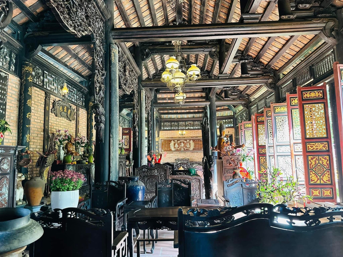 Toàn bộ căn nhà được làm bằng gỗ lim, huỳnh đàn. Ảnh: FB Hoàng Minh Bùi