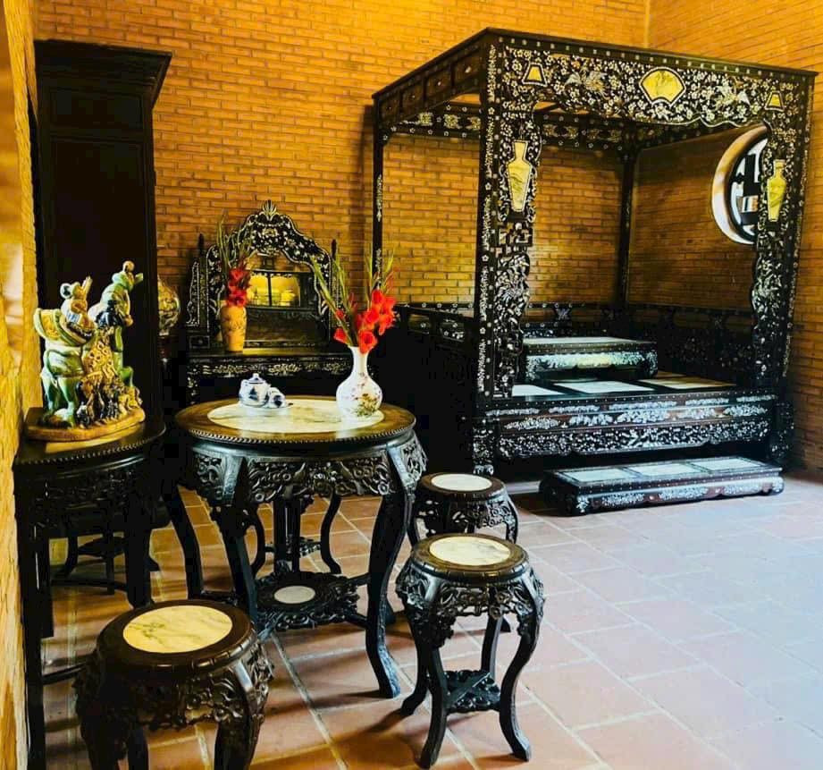 Căn nhà cổ này là nơi chứa rất nhiều kỷ niệm của nam diễn viên. Có ít nhất 10 bộ phim được quay ở đây như: Nhà ông Hoàng có ma, Hợp đồng yêu đương, Ngôi nhà hạnh phúc, Ngược dòng sóng bạc...Ảnh: FB Hoàng Minh Bùi