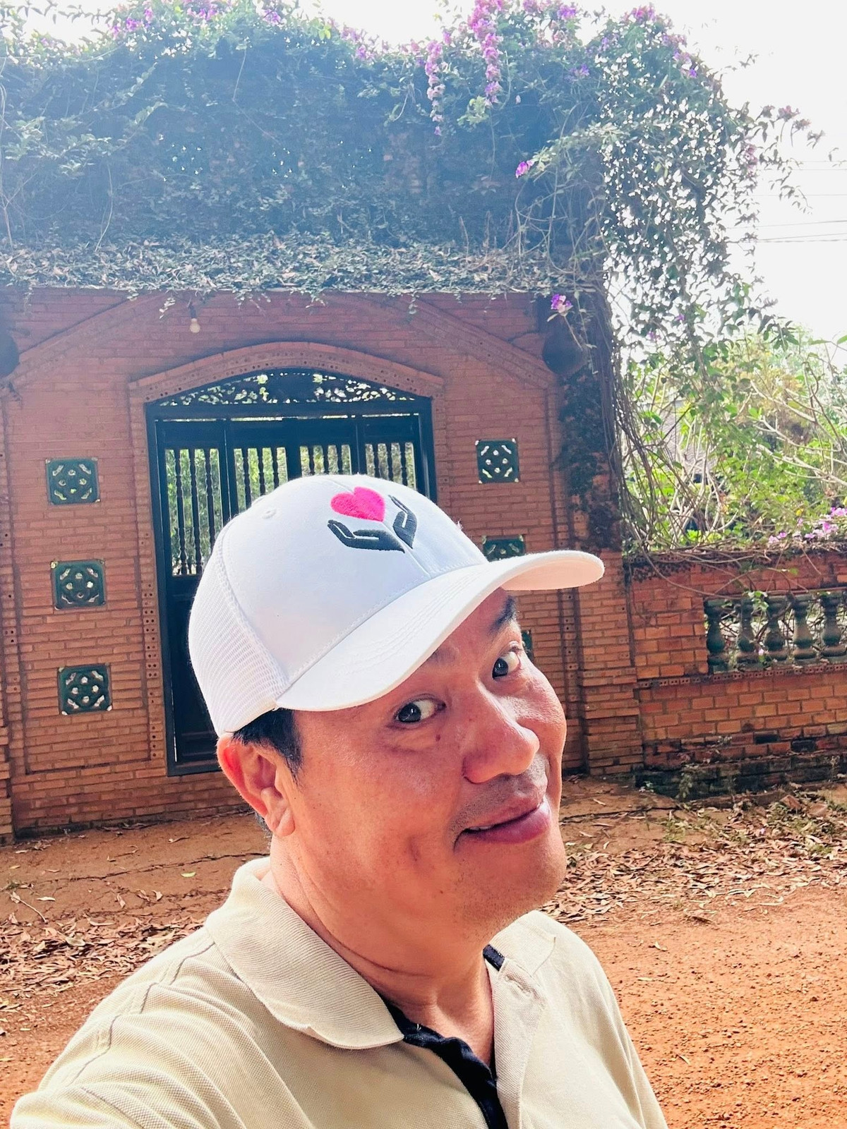 Biệt phủ gồm nhiều gian nhà liền kề, có hai cổng chính và phụ. Ảnh: FB Hoàng Minh Bùi