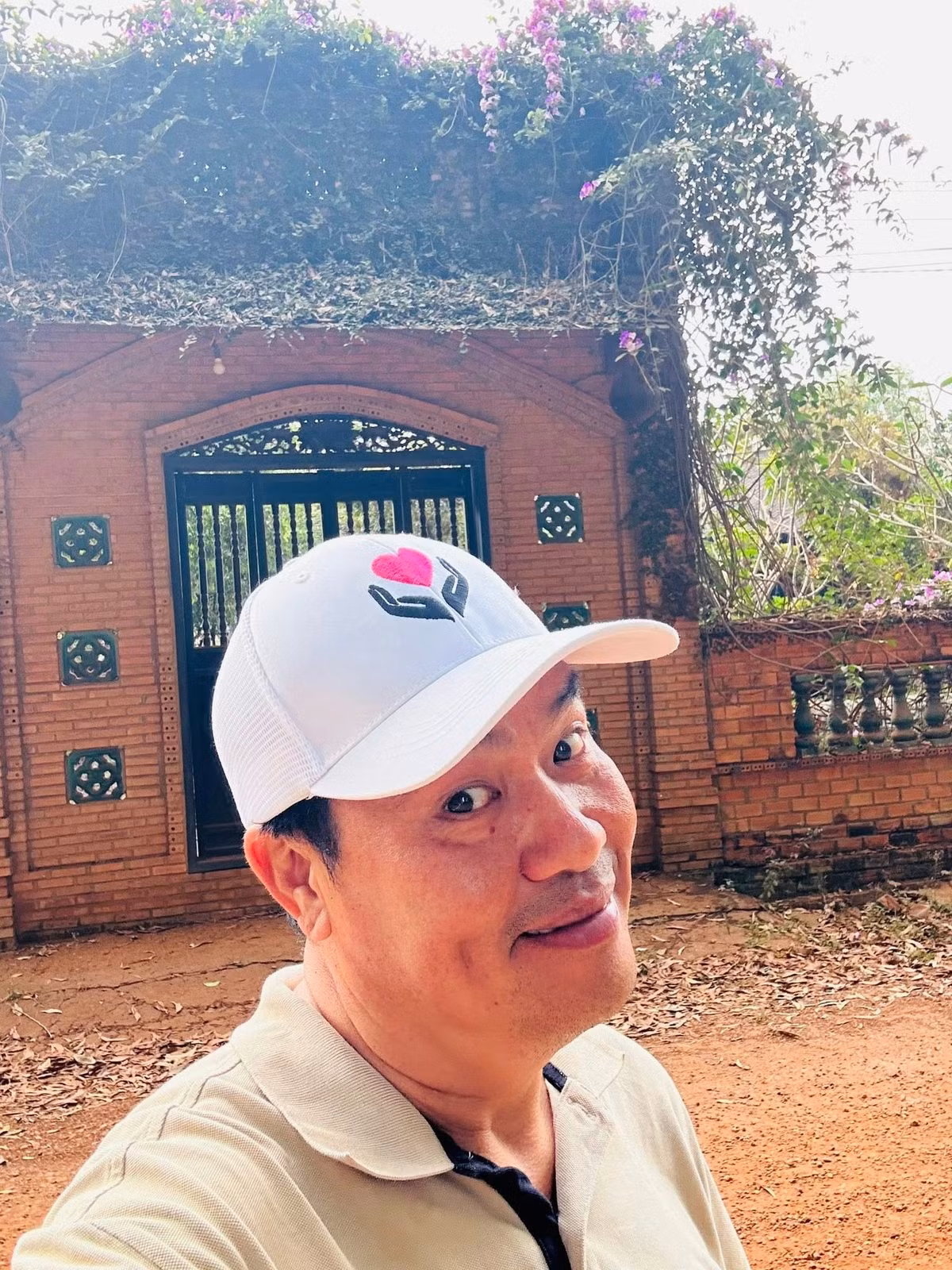 Biệt phủ gồm nhiều gian nhà liền kề, có hai cổng chính và phụ. Ảnh: FB Hoàng Minh Bùi