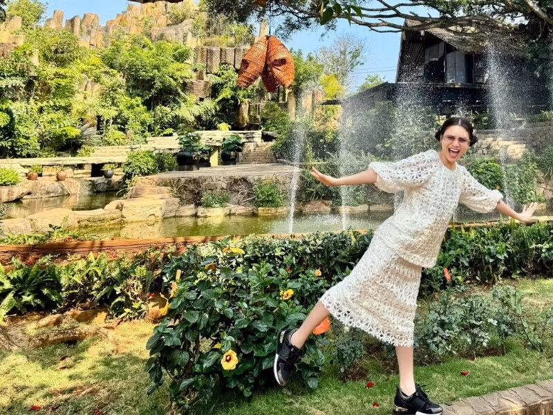 Nữ ca sĩ giữ nguyên bãi đá tự nhiên, đổ thêm đất để trồng cây, tạo cảnh quan luôn xanh mướt. Ảnh: FB Phạm Phương Thảo