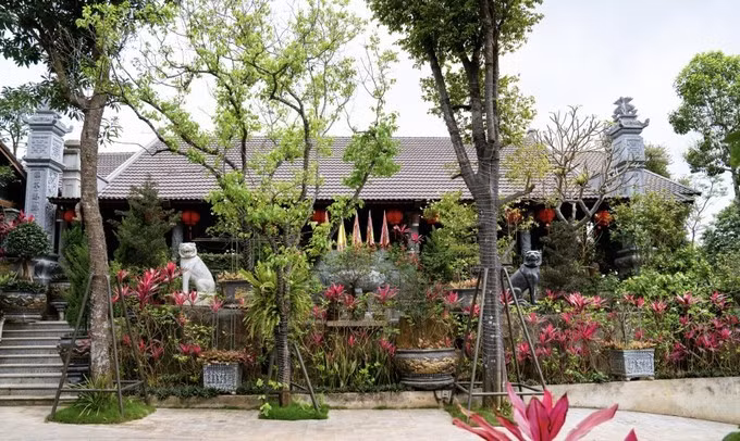 Điện thờ được hoàn thành trong 100 ngày, hướng nhìn ra dãy núi Ba Vì. Ảnh: Nguoiquansat