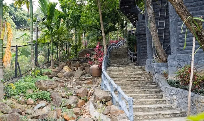 Để kết nối điện thờ và hòn non bộ với khu nhà nghỉ, NSND Phạm Phương Thảo cho đắp hàng trăm bậc thang bằng đá, được đào lên từ vườn trong quá trình cải tạo mặt bằng. Ảnh: Ngoisao