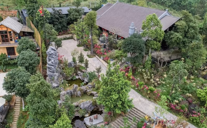 Tại cơ ngơi này, nữ ca sĩ xây dựng điện thờ, nhà nghỉ, hòn non bộ và các con đường. Tất cả được thiết kế nương theo địa hình đồi núi. Ảnh: Ngoisao