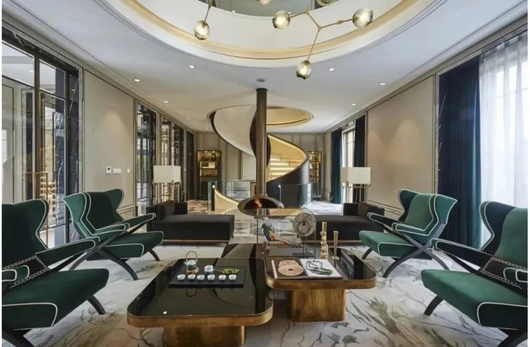 Nổi bật giữa không gian là bộ sofa màu xanh cổ vịt bằng chất liệu nhung mềm mại. Ảnh: Weibo