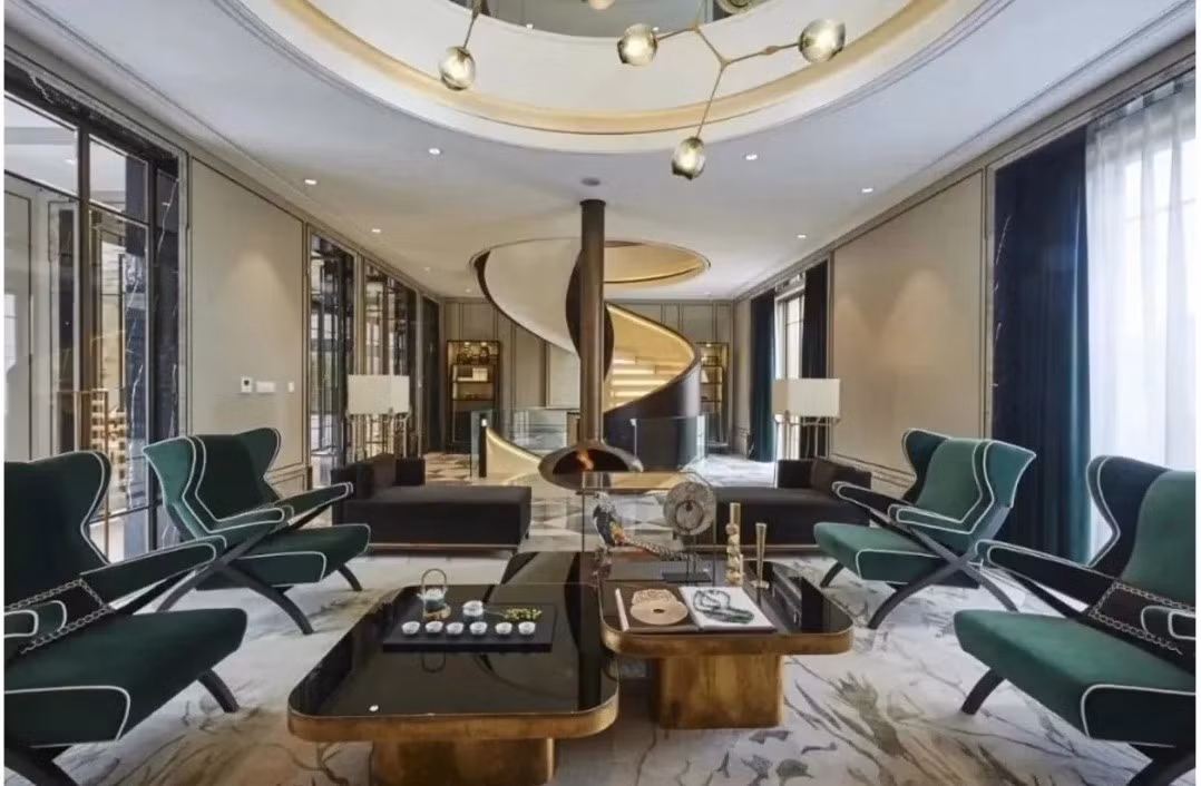 Nổi bật giữa không gian là bộ sofa màu xanh cổ vịt bằng chất liệu nhung mềm mại. Ảnh: Weibo