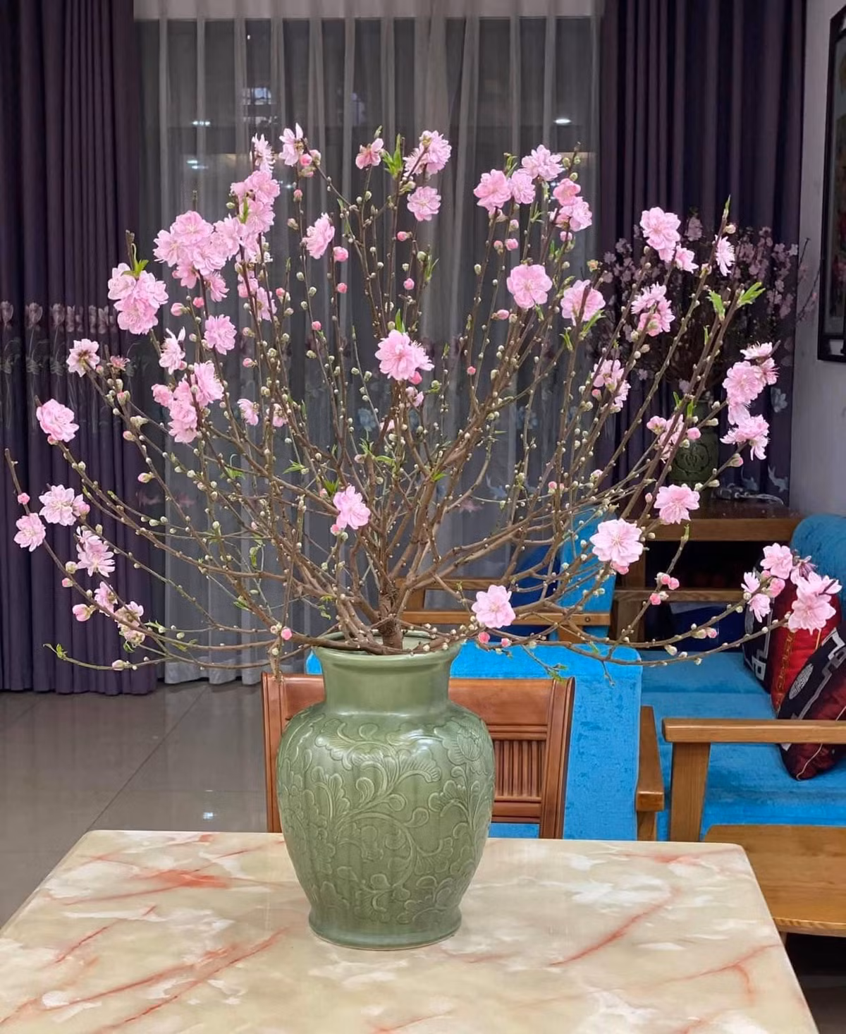 Với người miền Bắc, hoa đào là linh hồn của ngày Tết. Theo phong thủy, hoa đào có tác dụng trừ tà, xua đuổi những điều không may và mang lại nguồn năng lượng tích cực. Ảnh: Facebook