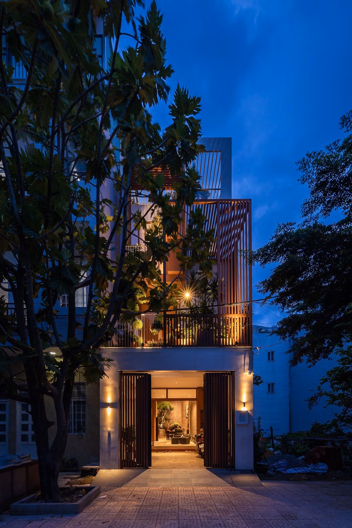 Để giảm bớt ánh nắng gay gắt từ buổi chiều, mặt tiền được bọc bằng hệ lam khối lập phương vừa tạo điểm nhấn thẩm mỹ, vừa giúp giảm nhiệt, cản nắng, đồng thời vẫn cho phép gió lưu thông. Ảnh: Minq Bui