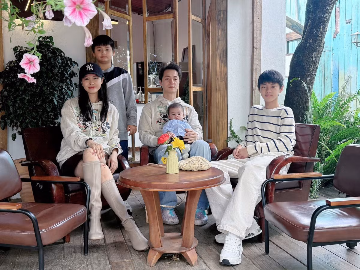 Ngoài ca hát, Đăng Khôi còn được nhiều người ngưỡng mộ bởi có cuộc sống hôn nhân viên mãn bên bà xã Thủy Anh và ba con trai. Ảnh: FBNV