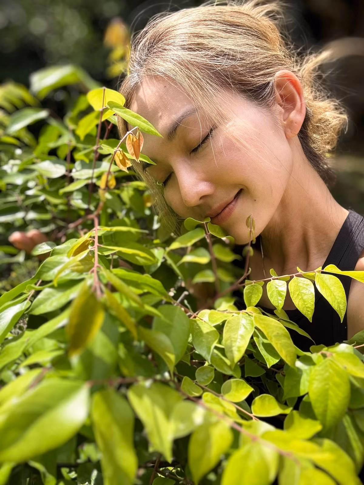 Sau nhiều năm định cư tại Mỹ, "Út Ráng" Kim Hiền sở hữu cơ ngơi xinh xắn. Cô không khoe cuộc sống sang chảnh mà thường chia sẻ niềm vui giản dị như trồng cây, trang trí nhà cửa... Ảnh: FB Kim Hien