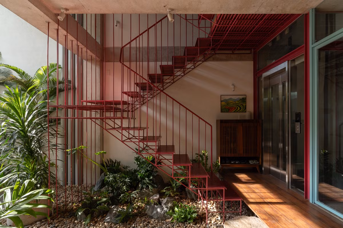 Các bậc đục rỗng làm tăng sự trao đổi không khí theo phương đứng, giúp công trình thông thoáng tự nhiên. Ảnh: Quangdam