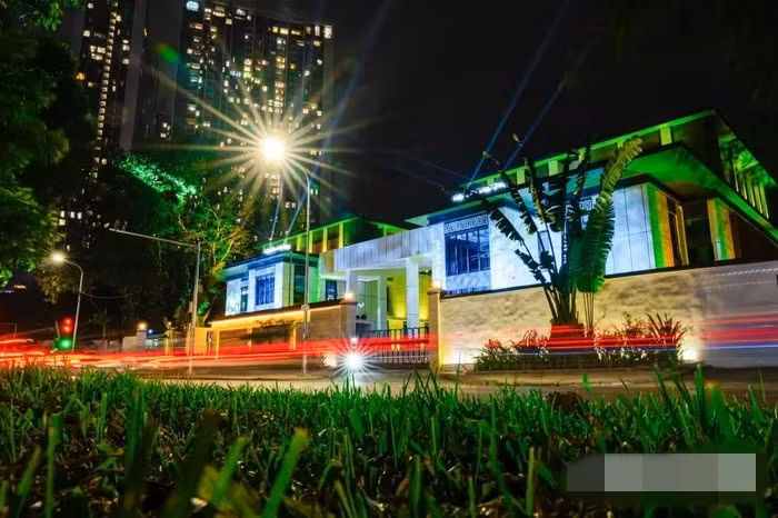 Hệ thống đèn giúp căn nhà rực sáng cả một góc phố vào buổi tối. Ảnh: Kinhtedothi