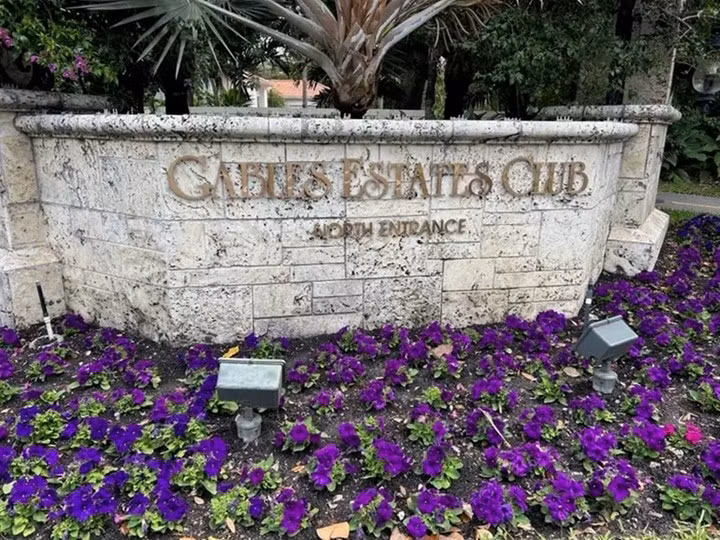 Để mua nhà tại Gables Estates, khách hàng phải nộp đơn và nộp lệ phí không hoàn lại 100.000 USD (2,6 tỷ VNĐ). Hầu hết chủ nhà ở Gables Estates có thu nhập trên 250.000 USD (hơn 6,6 tỷ VNĐ) mỗi năm. Ảnh: Business Insider