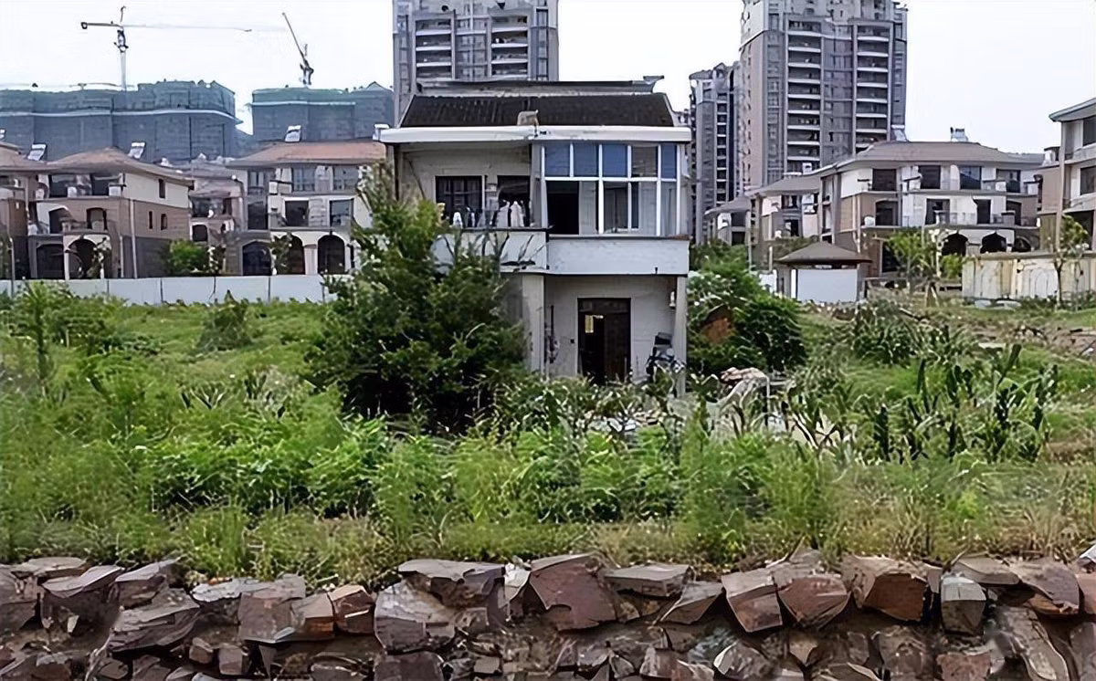 Năm 2006, chủ đầu tư đến nhà ông Trang để thương lượng. Chủ đầu tư tăng mức bồi thường lên 3 triệu rồi 10 triệu NDT (tương đương hơn 37 tỷ đồng) nhưng ông Trang vẫn lắc đầu. Ảnh: Sohu