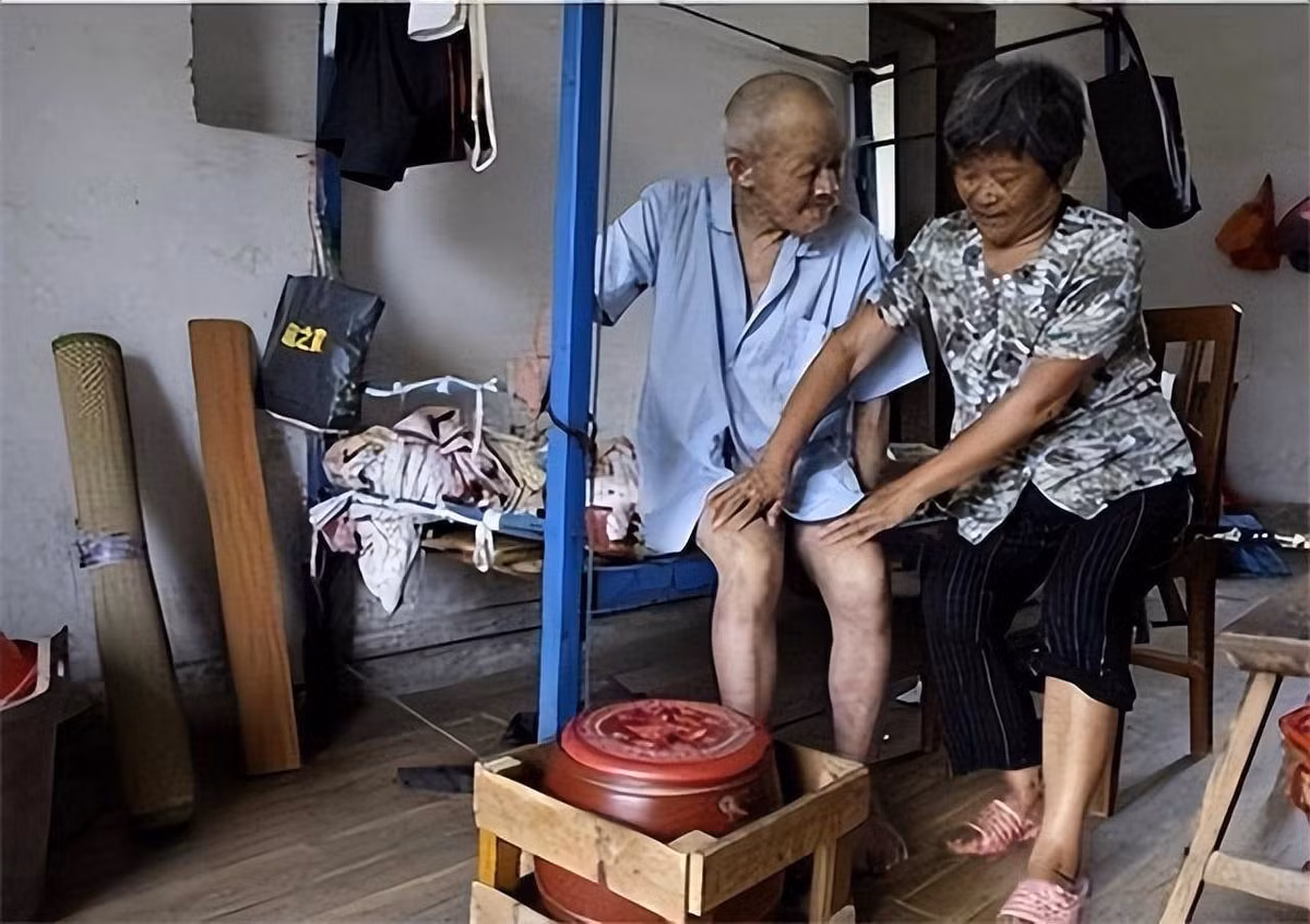 Ông Trang đã ngoài 70 tuổi, sống cùng người vợ già. Ảnh: Sohu