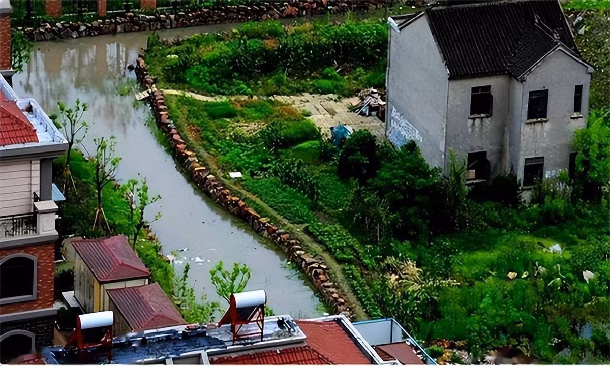 Ông Trang cho biết, không cần tiền, chỉ muốn được sống ở nơi tôi đã gắn bó cả đời. Theo nguồn tin địa phương, nguyên nhân thực sự là do ông Trang muốn được tái định cư ngay trong khu biệt thự mới, điều mà phía chủ đầu tư không thể đáp ứng. Ảnh: Sohu