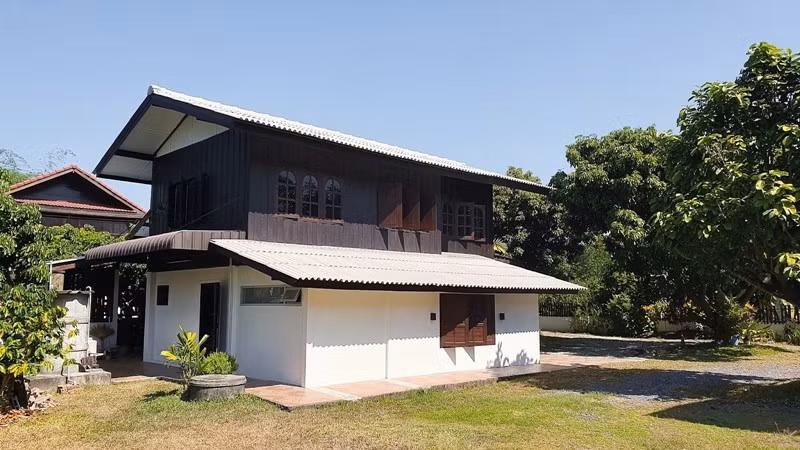 Mái cũ thay bằng mái ngói nhẹ, vừa phù hợp với khung gỗ truyền thống vừa mang lại sự chắc chắn và gọn gàng. Ảnh: Homedeedee