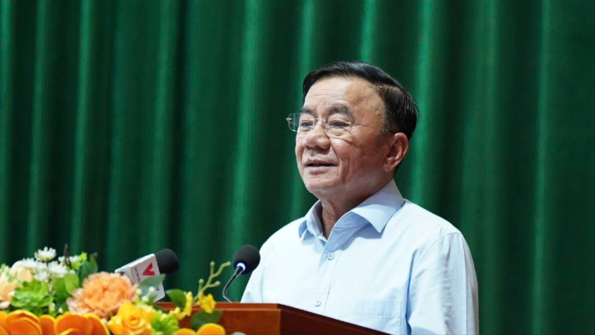 Thường trực Ban Bí thư Trần Cẩm Tú tiếp thu và chia sẻ các vấn đề mà cử tri quan tâm. Ảnh: Nguyễn Thành