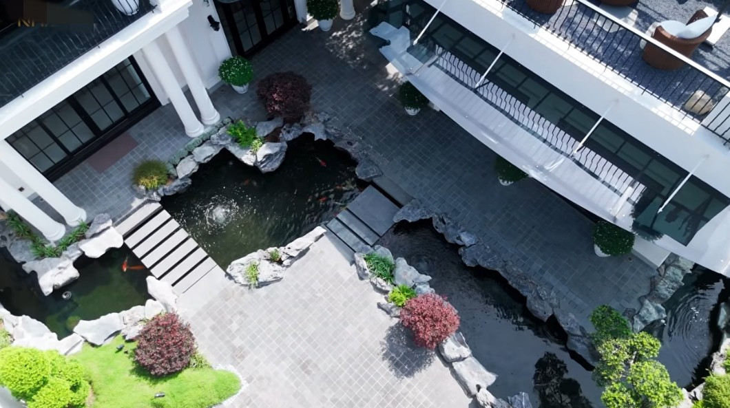 Hồ cá Koi uốn lượn, ôm quanh tất cả khu vực tiếp khách, nghỉ ngơi. Ảnh chụp màn hình