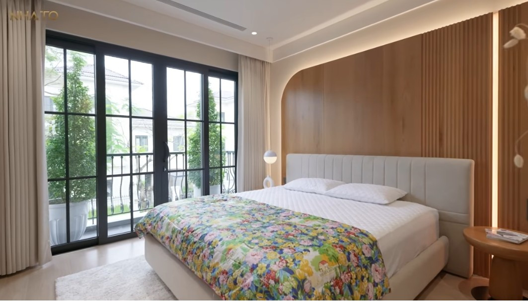 Phòng ngủ dành cho con gái cũng ngập tràn ánh sáng. Ảnh chụp màn hình