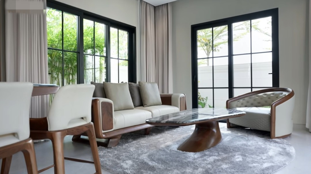 Đáng chú ý, bên trong căn biệt thự có tới 6 không gian tiếp khách và chỉ 2 phòng ngủ chính. Ảnh chụp màn hình