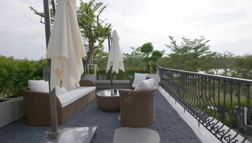 Đặc biệt, sân thượng được thiết kế thành không gian thư giãn, đón khách với tầm nhìn đẹp mắt. Ảnh chụp màn hình