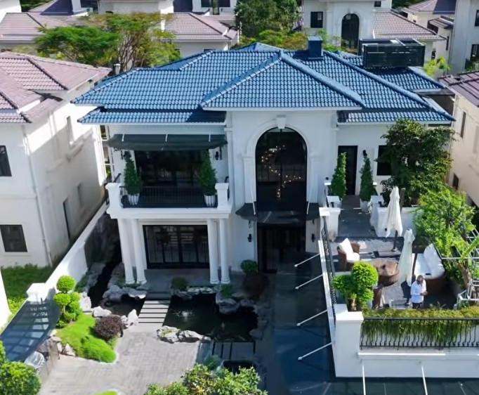 Mới đây, kênh YouTube NhaTo giới thiệu một căn biệt thự nghỉ dưỡng tại Nhơn Trạch (Đồng Nai). Ảnh chụp màn hình