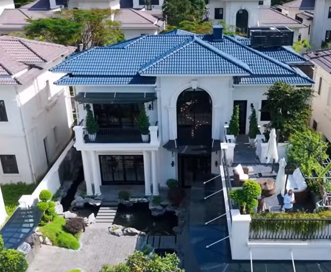 Mới đây, kênh YouTube NhaTo giới thiệu một căn biệt thự nghỉ dưỡng tại Nhơn Trạch (Đồng Nai). Ảnh chụp màn hình