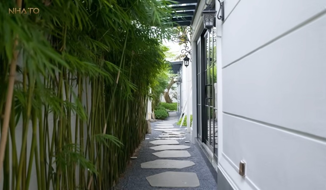 Lối đi thiết kế ở 4 phía căn nhà. Ảnh chụp màn hình