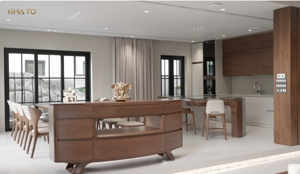 Cạnh đó là khu bếp và phòng ăn. Ảnh chụp màn hình