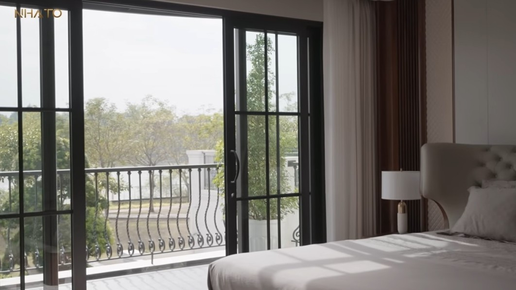 Phòng ngủ chính có cửa kính lớn lấy ánh sáng tự nhiên và tầm nhìn sông Sài Gòn tuyệt đẹp. Ảnh chụp màn hình