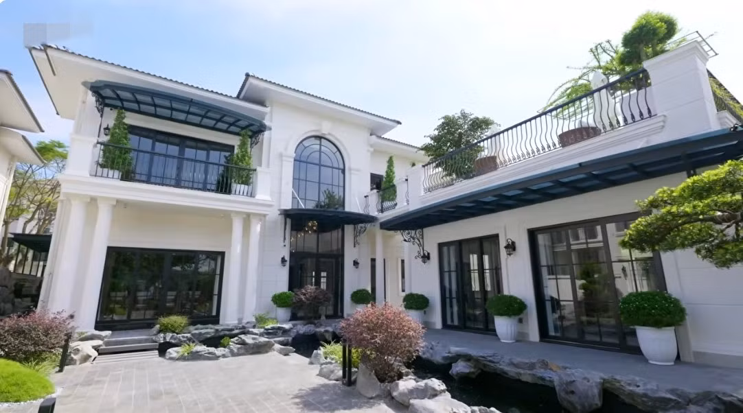 Công trình nằm trên khu đất rộng gần 600m2, diện tích sàn xây dựng khoảng 500m2. Ảnh chụp màn hình