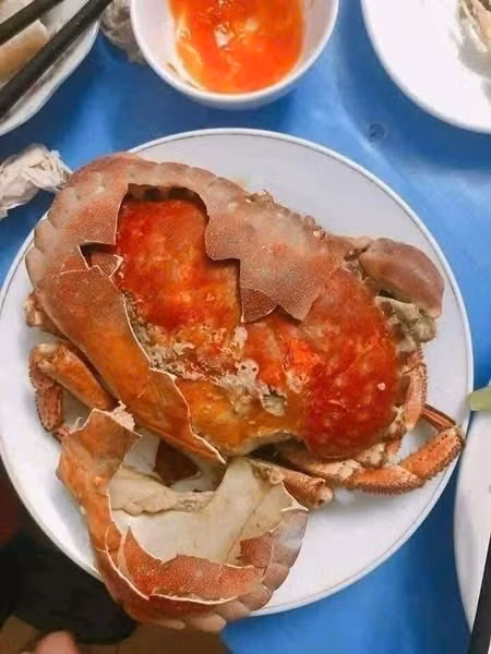 Theo một số chủ cửa hàng, cua nâu Na Uy xuất hiện tại thị trường Việt từ vài năm nay. Cua có thân màu nâu sẫm, mai to, nhiều gạch. Ảnh: Facebook