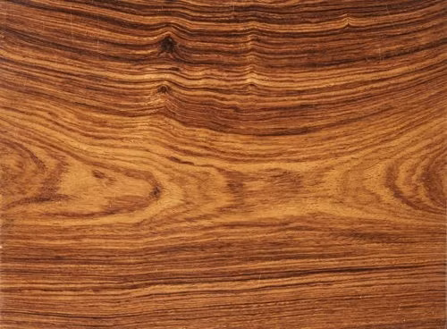 Vân gỗ rất đa dạng, có thể là vân xoáy, vòng tròn hoặc những đường vằn độc đáo tạo nét riêng cho từng khúc gỗ — yếu tố quan trọng khiến mỗi món đồ chế tác từ loại gỗ này trở thành tác phẩm nghệ thuật. Ảnh: Sina