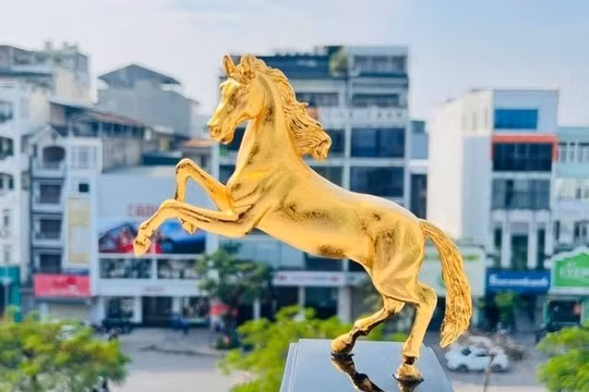 Mỗi dịp Tết đến, linh vật theo con giáp trở thành vật trang trí phổ biến. Với giới nhà giàu, linh vật không chỉ dừng lại ở tính biểu tượng. Họ đặt chế tác riêng các tượng linh vật dát vàng, được chạm khắc tinh xảo. Ảnh: Golden gift