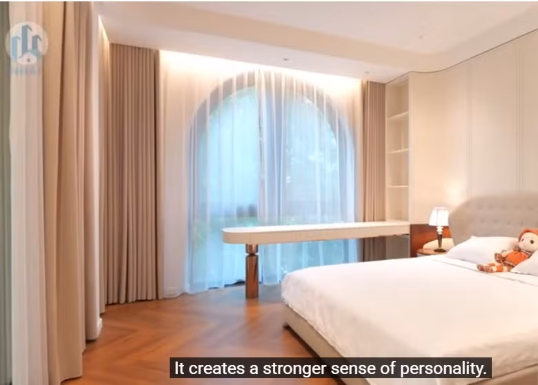 Phòng ngủ trên tầng 2 sử dụng gam màu sáng chủ đạo kết hợp sàn gỗ xương cá giúp tạo cảm giác rộng hơn. Ảnh chụp màn hình NhaF