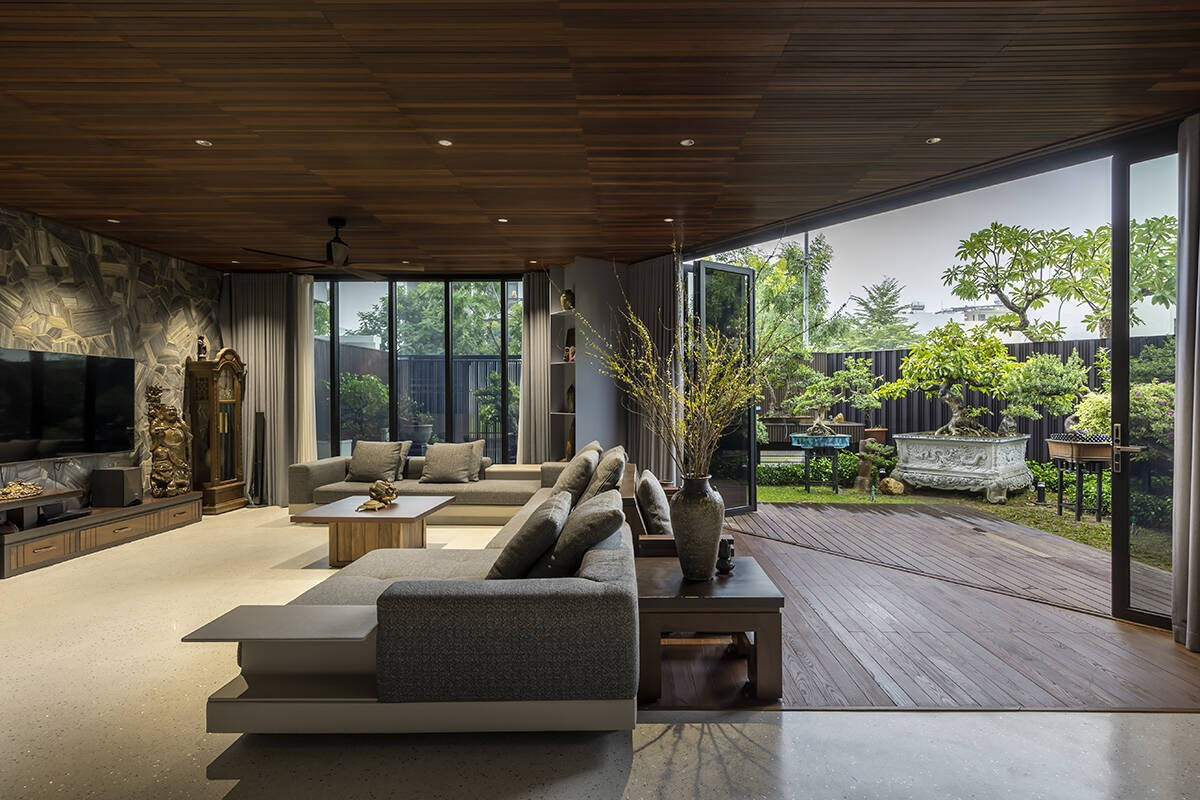 Nội thất cũ của gia chủ, từ bộ sofa, bàn ăn đến giường đều được giữ lại. Ảnh: A+ Architects