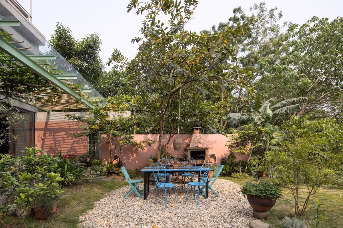 Căn nhà được xây dựng cho gia đình gồm bố mẹ và 2 người con. Chủ nhà mong muốn không gian sống nhẹ nhàng chậm rãi, hàng ngày chăm chút cho tổ ấm và cỏ cây. Ảnh: Chimnon studio