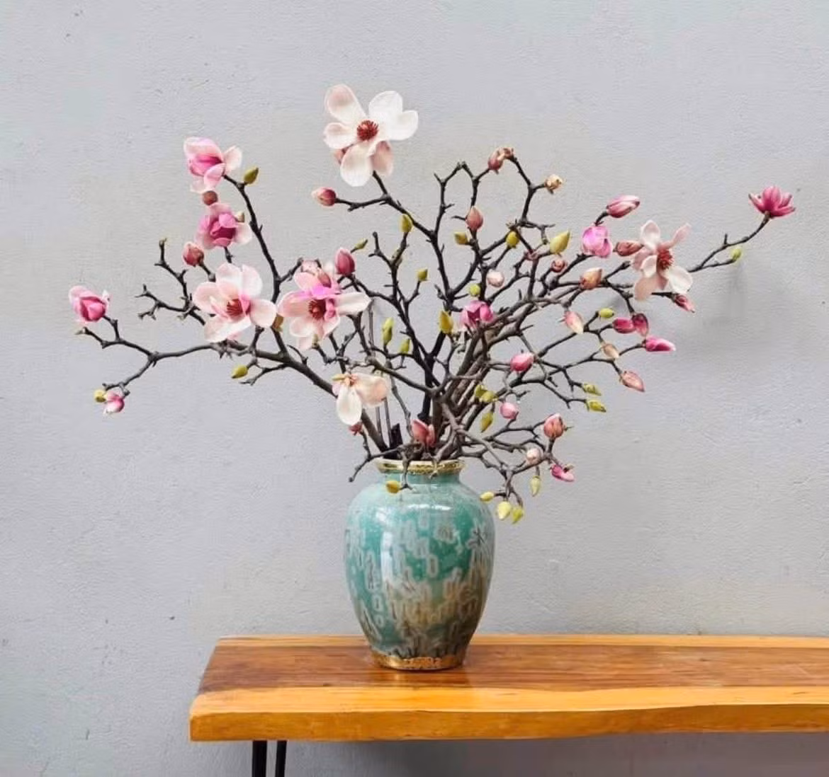 Từ kinh nghiệm chơi mộc lan của mình, chị Huyền cho biết, những cành được dưỡng từ khi nụ nhỏ sẽ bền hơn; những cành nụ đã to, khi nở rộ chỉ giữ được 2-3 ngày là rụng. Ảnh: Facebook