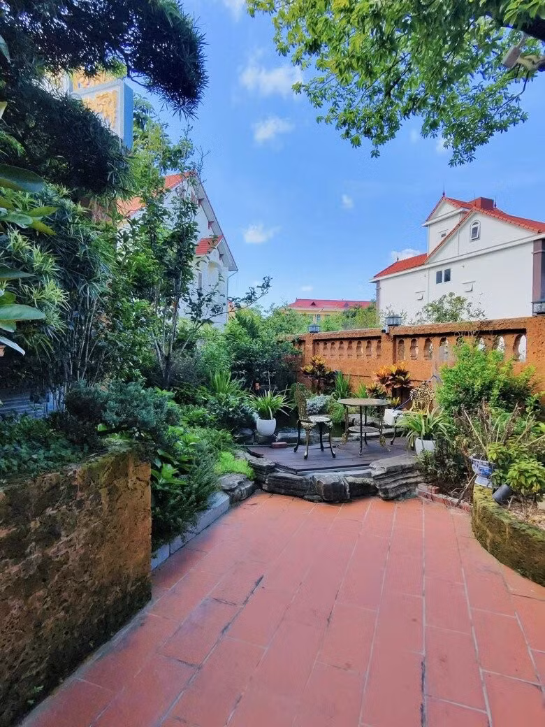 Khu vực thư giãn trong sân vườn. Ảnh: FBNV