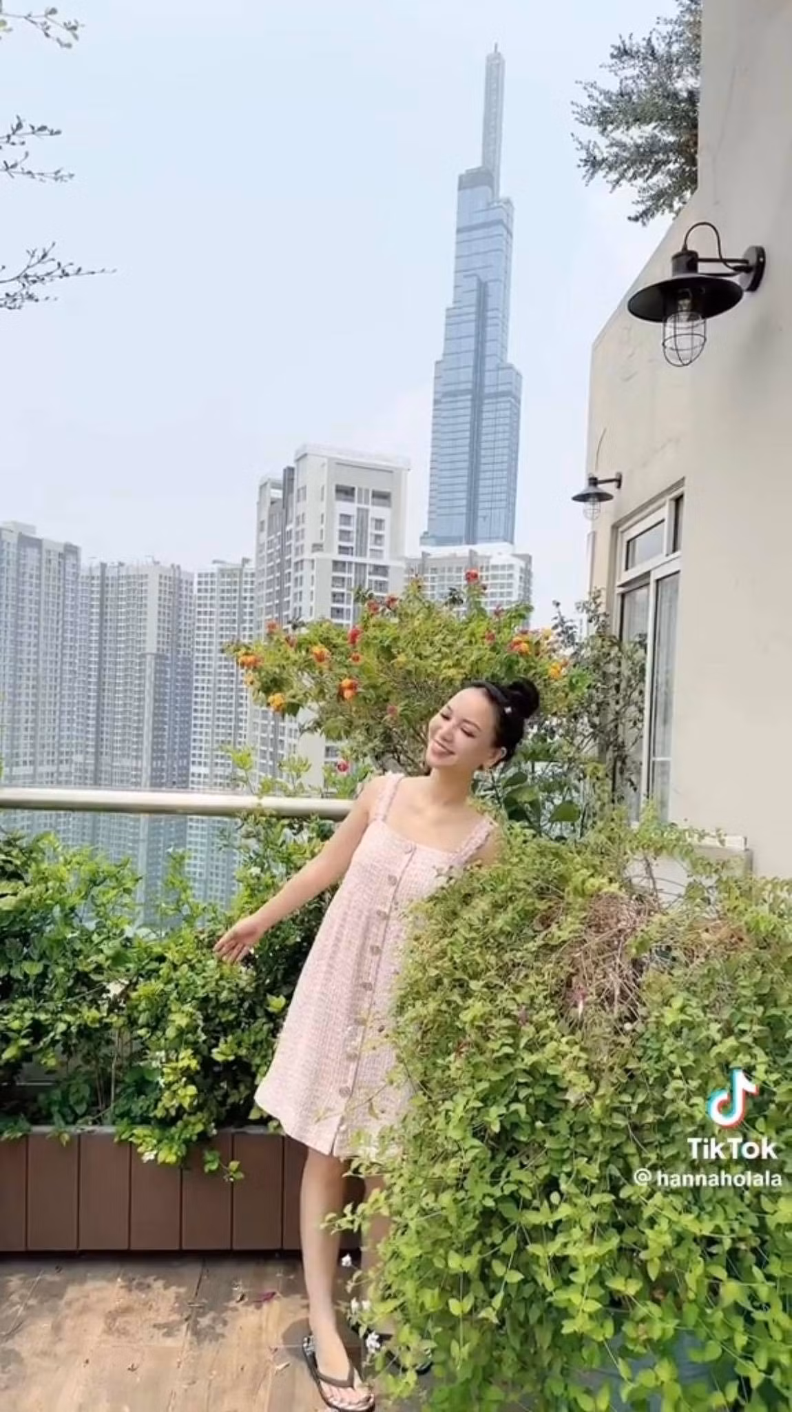 Đặc biệt, tầng nào cũng được Hannah thiết kế một sân thượng ngập cây cối để có cảm giác như ở nhà đất chứ không phải ở chung cư. Ảnh: TikTok @Hannaholala
