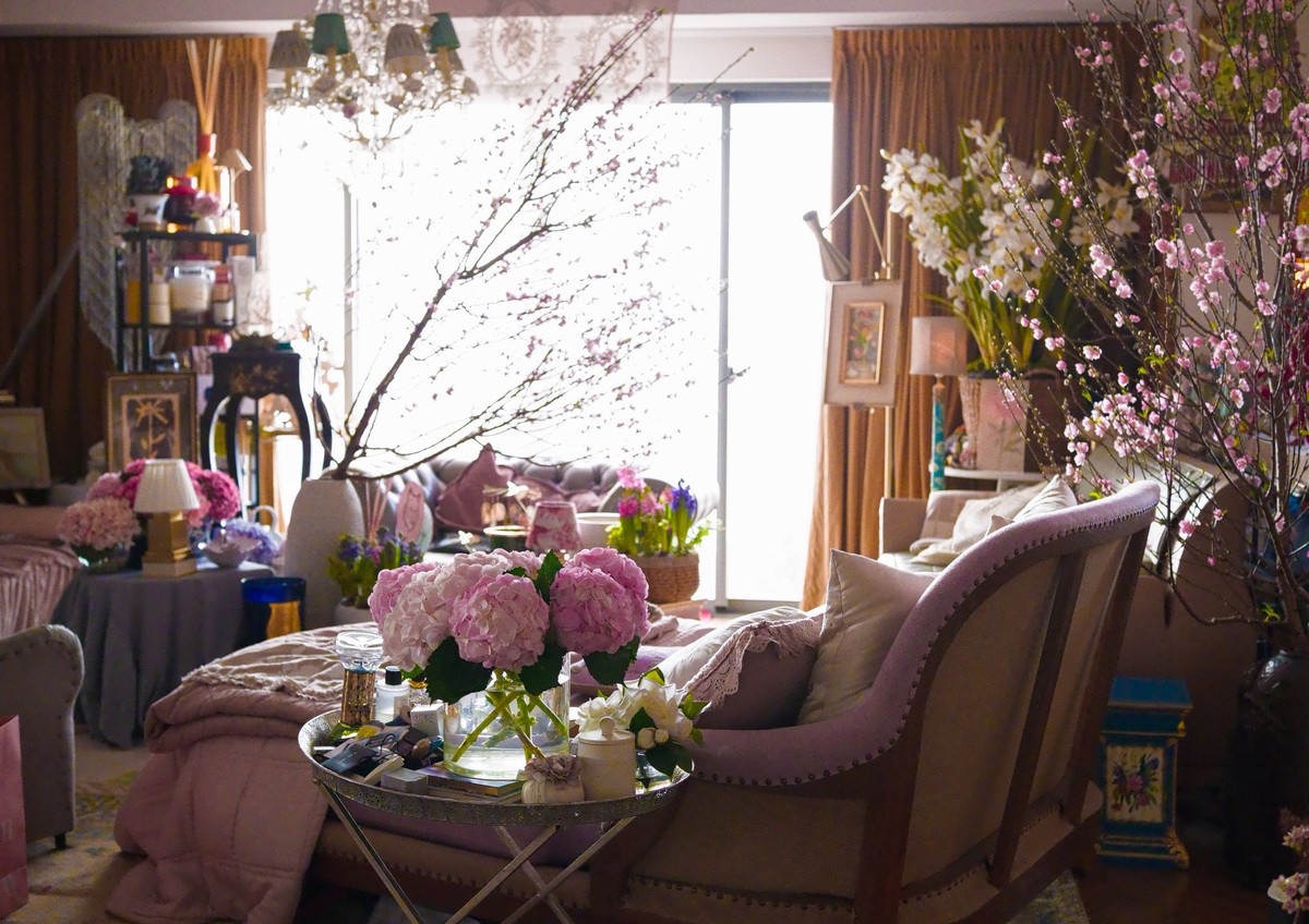 Nhà thiết kế ưu ái sự đa dạng trong phong cách: Từ cành đào phai thanh tao, mỏng manh cho đến đào thắm rực rỡ. Ảnh: FB Lý Quí Khánh