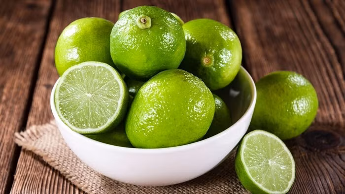 Giá chanh không hạt tại vườn ở Việt Nam dao động từ 15.000-25.000 đồng/kg. Trong khi đó, giá bán lẻ tại siêu thị, chợ có thể từ 25.000 - 35.000 đồng/kg. Ảnh: Facebook